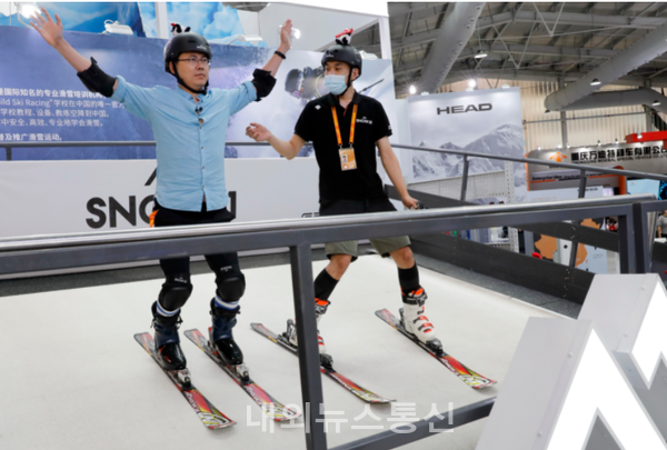 CIFTIS 서우강산업단지 스포츠서비스 전시관을 방문한 관람객(왼쪽)이 4일 스키 시뮬레이션 장치를 체험하고 있다.(사진=신화통신)
