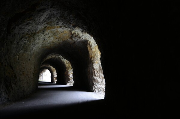 터널에는 출구가 있다. 사진 출처 = pixabay