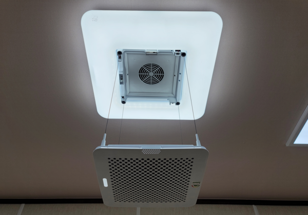 (주)테크엔에서 개발한 승하강장치 기술이 적용된 공기청정 LED조명 (사진제공=테크엔)