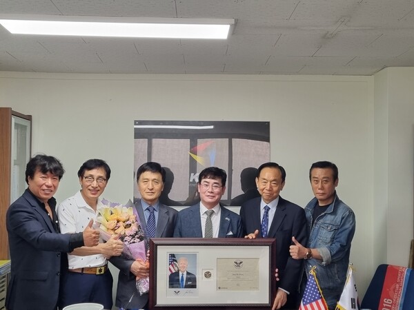 박두호 대표(좌에서 세번째)가 미국 대통령 봉사상 수상의 기쁨을 관계자들과 함께하고 있다 (사진= 박두호 대표 제공)