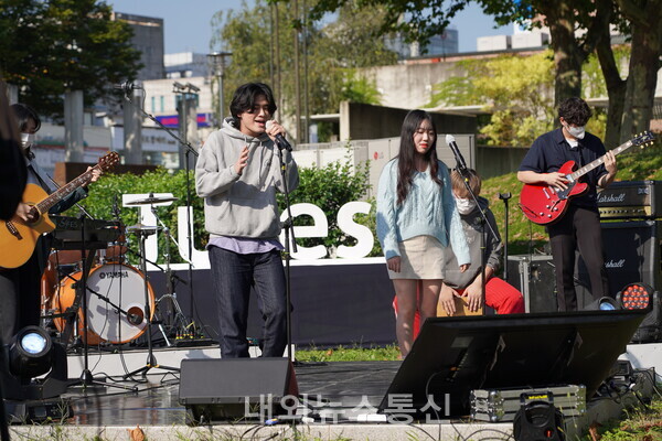 지난 1일 열린 '경산시 청년문화예술 제2회 Y-STAR 꿈꾸라'에서 지역대학 동아리 밴드가 축하공연을 펼치고 있다(사진제공=경산시청)