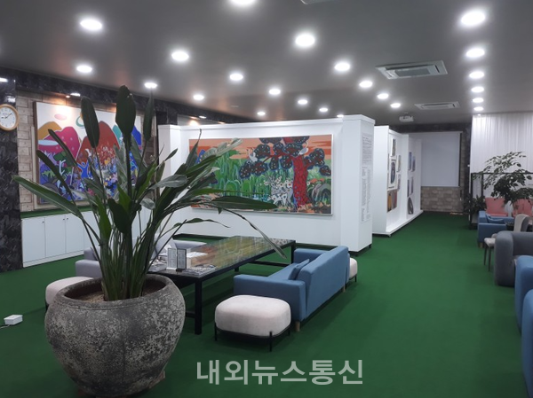 Gallery Jeju에 전시된 서양화가 정지석 화백 작품들/사진제공=내외뉴스통신제주