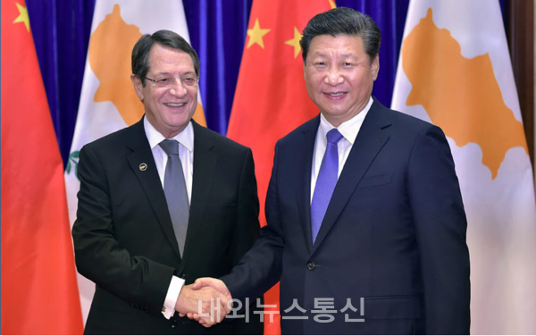 니코스 대통령(좌)과 시진핑 주석(우) 지난 회견 사진 (출처=신화통신)