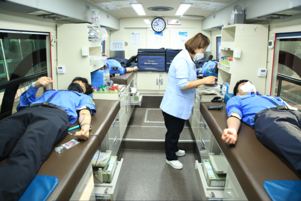 ▲동해해경들이 헌혈에 참여하고 있다. (제공=동해해양경찰서)