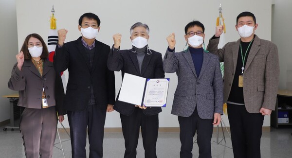 한국등산.트레킹센터 전범권 이사장(왼쪽에서3번째)과 센터직원들이  ‘공공데이터 개방·활용 유공 장관상 표창’을 받는 모습. 사진=한국등산트레킹지원센터