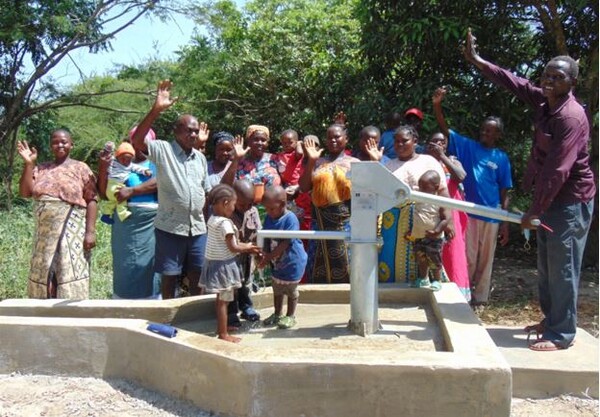 파마킹의 후원으로 식수펌프 설치가 완료된 케냐 크와 호스피탈리 마을 주민들. 사진=월드휴먼브리지