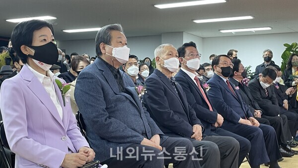 ▲  19일 오후 대구 중구 동성로 삼영빌딩 8층에서 열린 이진숙 대구시장 예비후보의 선거 사무소 개소식에 참석한 이진숙 예비후보, 김무성 전 새누리당 대표, 김상훈 대구 서구 국회의원 등 내빈이 앉아 있다.( 사진 = 한유정기자)