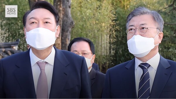 지난 28일 회동을 가진 윤석열 대통령 당선인(왼쪽)과 문재인 대통령(오른쪽)이 청와대 내부를 둘러보고 있다.(사진=SBS 캡처)