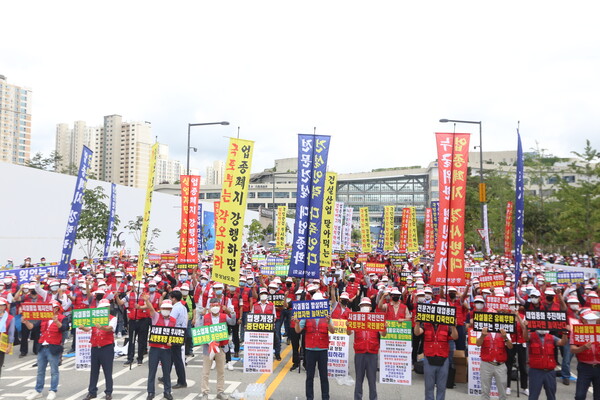 시설물유지관리업계 종사자들이 정부의 법 개정에 항의하며 시위를 벌이고 있다. (협회 제공)