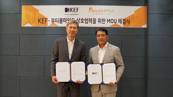 (사)뷰티플마인드 노재헌 상임이사(왼쪽)와 KEF 글로벌 조셉 아시아 부사장이 업무 협약식에서 기념 촬영을 하고 있다(사진제공=뷰티풀마인드)