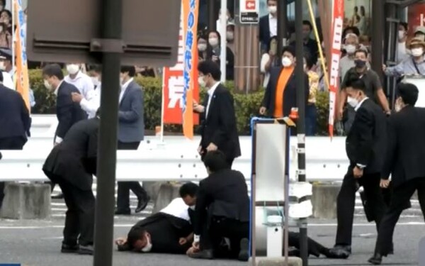 아베 신조 전 일본 총리가 피격 당한 현장. (KBS 화면)