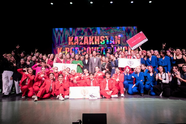 ▲주카자흐스탄 한국문화원이 개최한 ‘2022 카자흐스탄 K-POP 커버댄스 챔피언’ 대회가 누르술탄市 노마드 시티홀에서 성황리에 열렸고 참가 팀들이 기념 촬영을 하고 있다.(사진=주카자흐스탄 한국문화원)