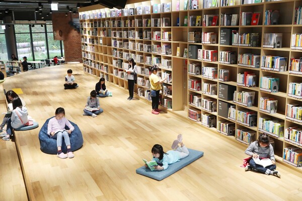 남사도서관에서 어린이들이 자유롭게 책을 읽고 있는 모습