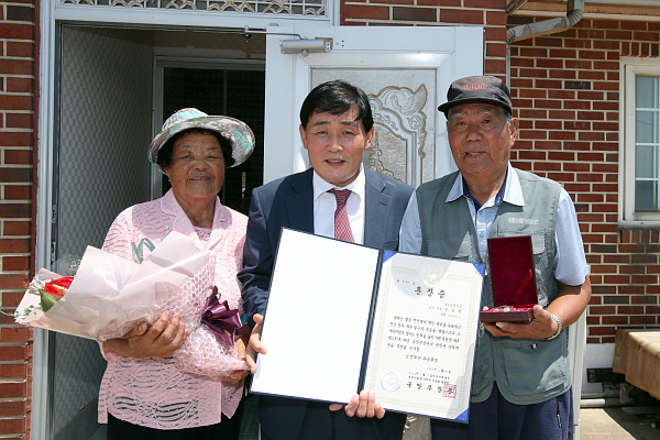 ▲ 문경복 옹진군수가 고(故) 강암헌 상사의 유족대표에게 화랑무공훈장을 전수하고 있다. (사진제공=옹진군)