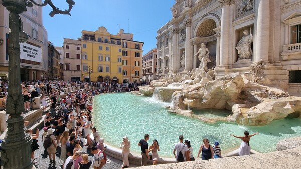 오드리 햅번으로 더 유명해진 이탈리아 로마 트레비분수에 시민들과 관광객들이 몰려 있다(시진=서월선 기자)