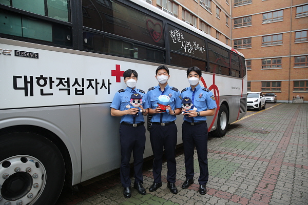 ▲ 인천해양경찰서에서 진행된 헌혈행사에 본청 소속 의무경찰이 참여하고 있다. (사진제공=인천해양경찰서)
