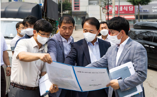 효성동 96-1번지 일원 공영주차장 조성 사업 관련 현장 방문한 윤환 구청장.