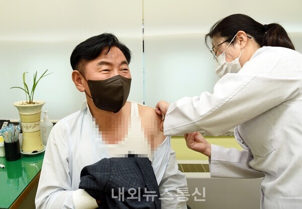 김동근 의정부시장은 8월 8일 의정부보건소에서 코로나19 4차 예방접종을 받았다.[사진=의정부시 제공]