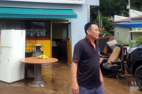 갑자기 불어난 물 때문에 승용차에서 빠져나오지 못하고 있던 시민을 구한 이강만 씨(사진제공=용인시)