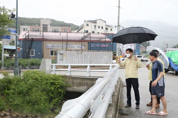 김영수 의왕시 부시장이 재해위험시설 긴급점검을 하고 있다. (사진=의왕시 제공)