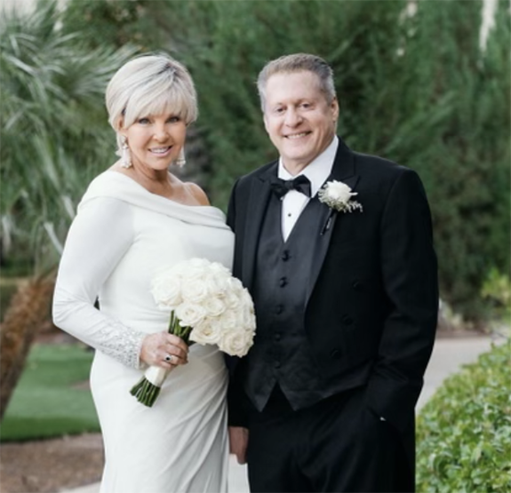 미국의 저명한 방송인 웨인 앨린 루트(오른쪽)과 신디 파커 루트의 결혼 사진. (talker.com)