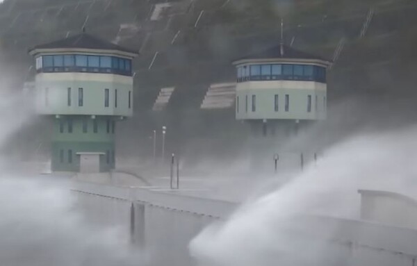 5일 오전 제주 해안에 높은 파도가 치고 있다. (SBS 영상)