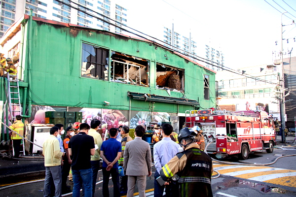 ▲ 지난 2일 화재 발생으로 건물이 전소한 마전동 드림식자재마트 (사진제공=인천 서구)
