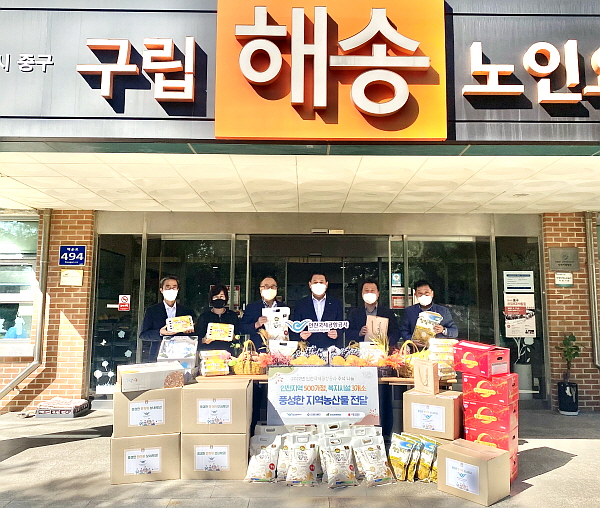 ▲ 사진 왼쪽부터 인천공항공사 유구종 ESG경영실장, 인천광역자활센터 한숙희 센터장, 한국농수산식품유통공사 권오훈 본부장, 인천국제공항공사 김경욱 사장, 구립해송노인요양원 이재선 원장, 인천회복지공동모금회 박용훈 사무처장 (사진제공=인천공항공사)