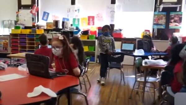 지난 3월 학교 마스크 의무화 해제 이전의 미국 뉴욕 학교 모습. (KBS 화면)