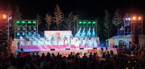 구미 한가위 전통 연희축제 출연진들이 무대에서 공연을 펼치고 있다. [사진 = 구미시 제공]