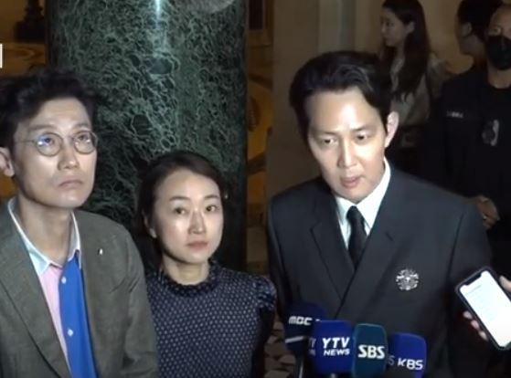 황동혁 감독(왼쪽)과 배우 이정재가 에미상 수상 소감을 밝히고 있다. (YTN 화면)