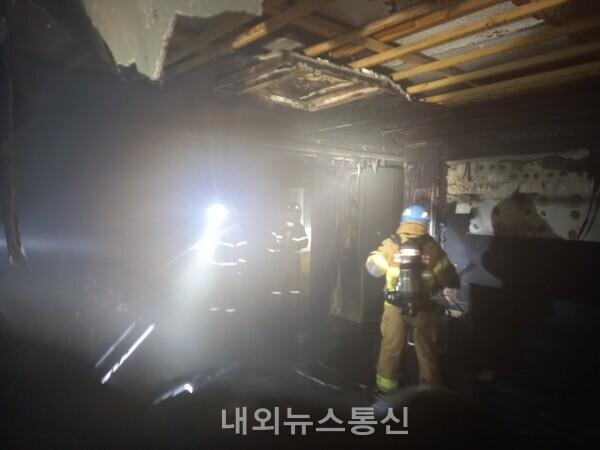 ▲대구시 달성군 화원읍 단독주택 2층에서 화재가 발생해 소방관들이 진화에 나섰다(사진=대구소방)