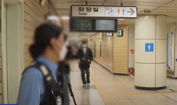 참극이 발생한 신당역 화장실 인근을 여경이 감시하고 있다. (MBC 화면)