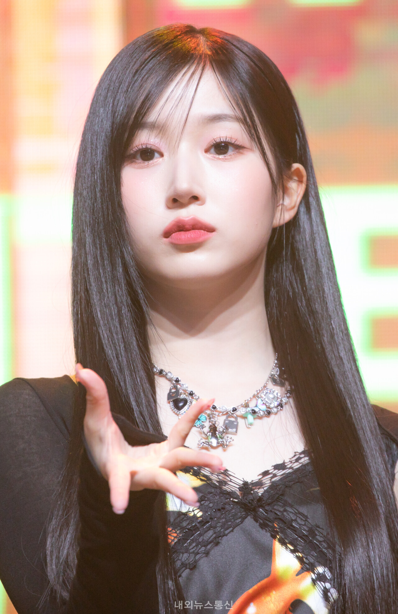 [포토] 엔믹스(NMIXX) 해원 크나큰 눈망울 < 연예 < 연예·스포츠 < 기사본문 - 내외뉴스통신 [포토] 엔믹스(NMIXX) 해원 크나큰 눈망울