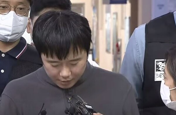 살인 혐의자 전주환이 21일 검찰에 송치되면서 기자들의 질문에 답하고 있다. (SBS 화면)