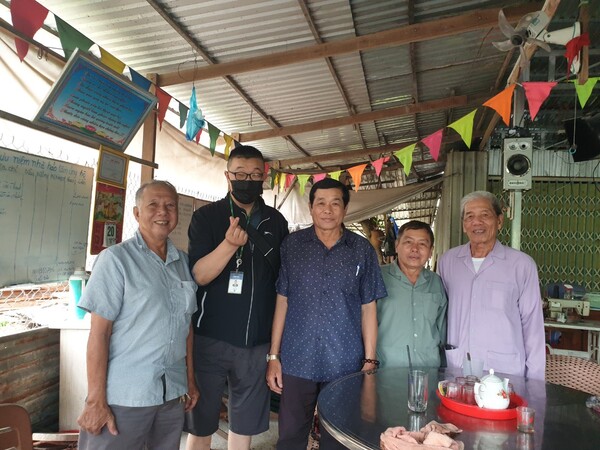 내외뉴스통신 김화중 기자(왼쪽에서 두번째)가 베트남 껀터시 통록읍에 쌀 500kg를 기증했다. (사진=본인 제공)