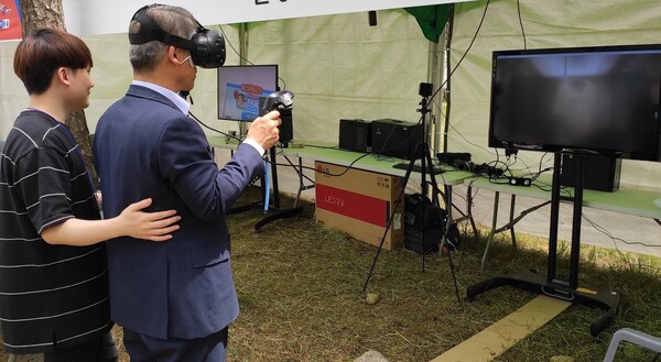 밀양아리랑대축제 현장을 찾는 관광객을 위해 VR(가상현실)·AR(증강현실) 체험관을 운영한다.(사진제공=밀양시)