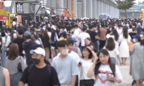 정부가 오는 26일부터 실외 마스크 착용 의무를 전면 해제한다. (사진=유튜브 캡처)