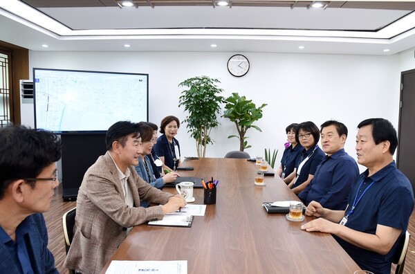 의정부시는 9월 22일 불법주정차 단속원들과 김동근 시장이 함께하는 간담회를 개최했다.[사진=의정부시 제공]