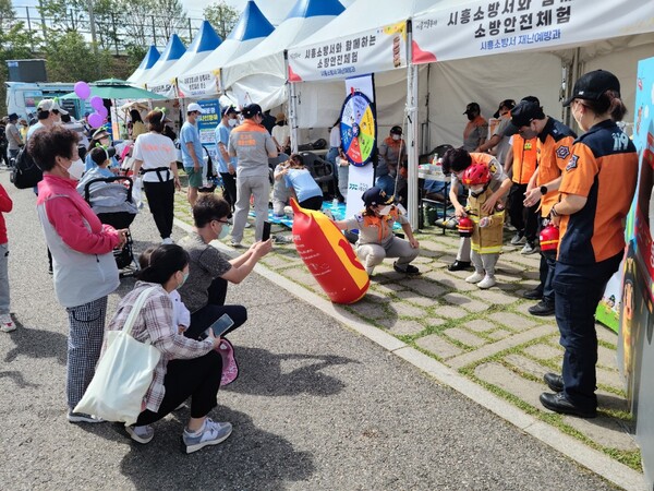 ▲시흥소방서는 지난 23일부터 25일까지 3일간 시흥갯골축제에서 119안전체험장을 운영했다(사진제공=시흥소방서)    