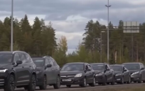 징집을 피해 이웃 핀란드로 피신하려는 차량들의 행렬이 이어지고 있다. (MBC 화면)