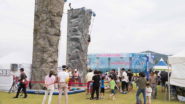 2019년 9월 28일 구미에서 개최된 레저스포츠페스티벌 축제에서 참가자들이 클라이밍을 즐기고 있다. [사진 = 구미시제공]