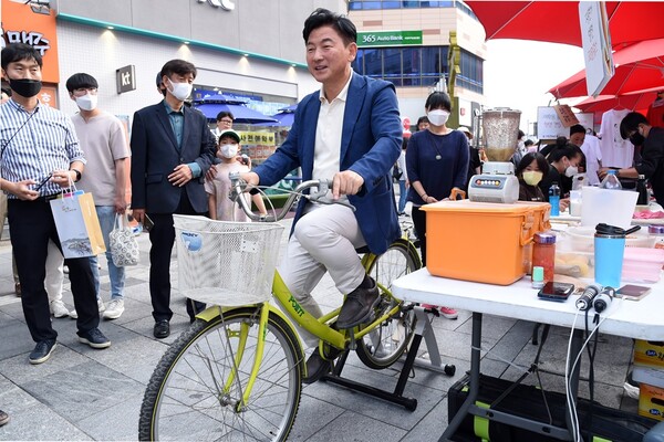  ‘자전거 발전기로 사과쥬스 만들기’ 프로그램에 김동근 의정부시장이 직접 체험자로 나서 많은 시민들로부터 호응을 얻기도 했다.[사진=의정부시 제공]
