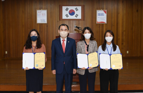 4일 군청 대회의실에서 친절공무원들이 기념 사진을 찍고 있다.(왼쪽부터 윤성경 주무관, 김부영 군수, 김영해 주무관, 문은주 주무관)(사진제공=창녕군)