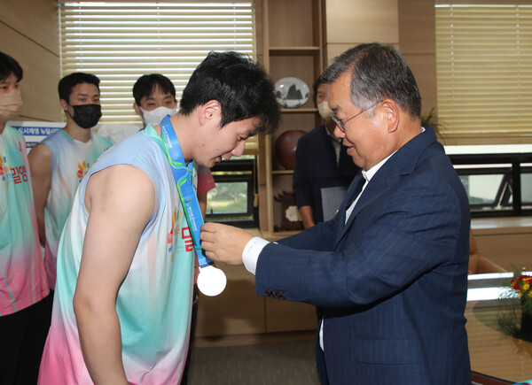 박일호 밀양시장이 제103회 전국체육대회 참가 선수단 격려 및 단체 기념 사진을 촬영하고 있다.(사진제공=밀양시)