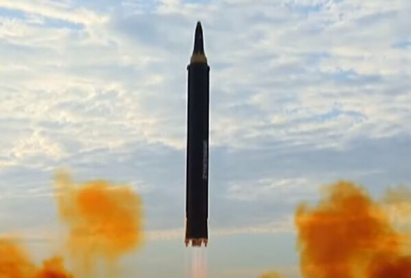북한이 6일 오전 6시 1분께부터 23분께까지 북한 평양 삼석 일대에서 동해상으로 단거리 탄도미사일 2발을 발사했다. (사진=MBCNEWS 캡처)