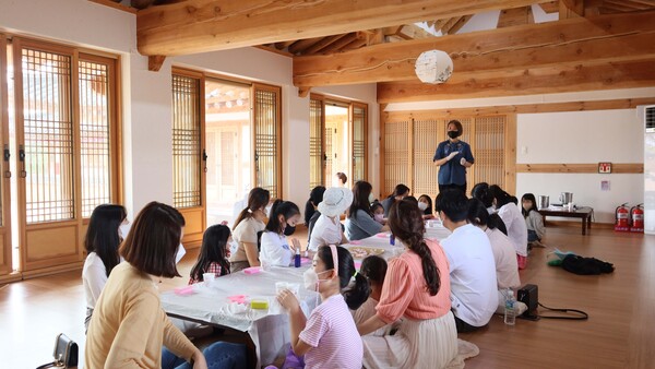 신라불교초전지에서 윤영하는 프로그램 중 향기를 체험하고 있는 구미시민들
