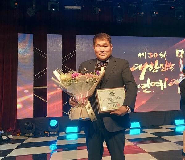 [포토] 제30회 대한민국문화연예대상 ‘사회공헌대상’ 수상한 이상일‘ 대표 < 포토뉴스 < 기사본문 - 내외뉴스통신 [포토] 제30회... 