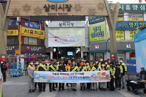 ▲시흥소방서는 29일 삼미시장에서 화재예방 캠페인 및 소방차 길 터주기 훈련을 동시에 진행했다(사진제공=시흥소방서)