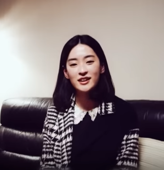 누나가 봄 보여줄게...분홍색 투피스 입고 등장한 북한 유튜버 연미... 봄 보여줄게...분홍색 투피스 입고 등장한 북한 유튜버 연미